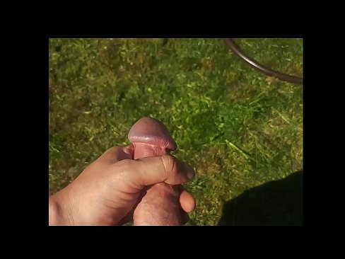 ❤️ O bunăciune fierbinte își face sex cu păsărica roz și ejaculează cu un squirt într-o grădină de vară ☑  at ro.rexporn-com.ru ﹏